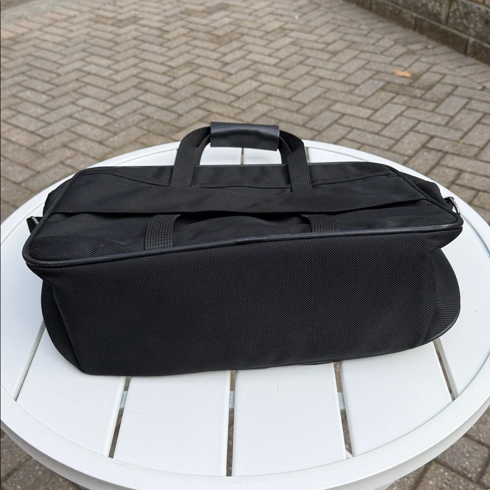 Vintage Black Messenger bag by Hartmann. Good used condition and ready to travel - Picture 5 of 9